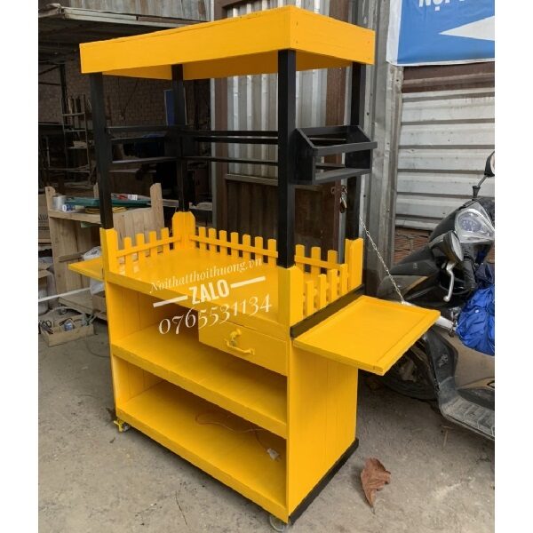 Xe bán sinh tố bằng gỗ tại Sóc Trăng