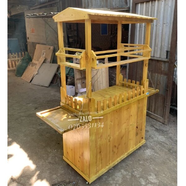 Xe gỗ bán nước ép hoa quả tại Bình Chánh