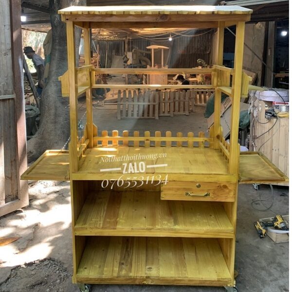 Xe gỗ bán nước ép hoa quả tại Bình Tân