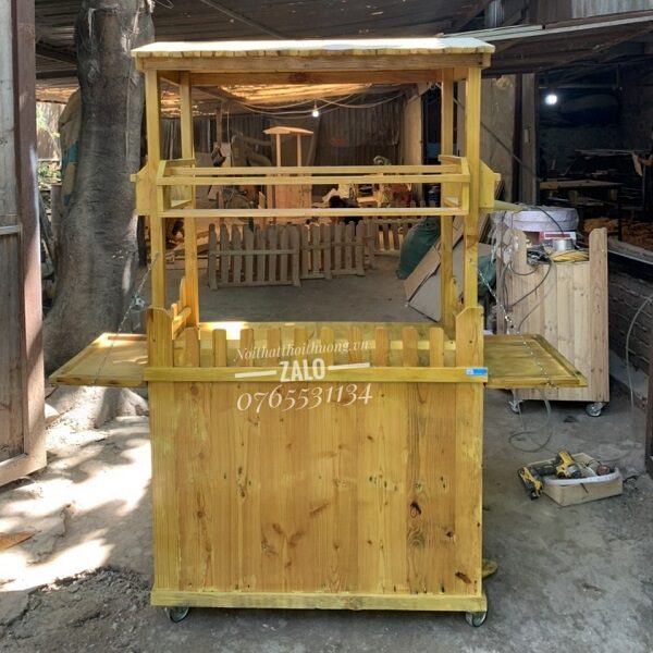 Xe gỗ bán nước ép hoa quả tại Bình Chánh