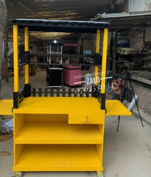 Xe gỗ bán trà sữa màu vàng đen có decal logo đẹp